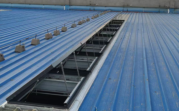 某城市大型商业综合体中庭白水排烟窗工程