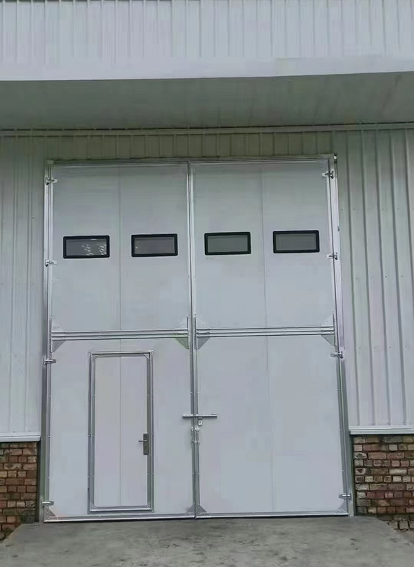 白水工业门在设备装配车间出入口的实施记录